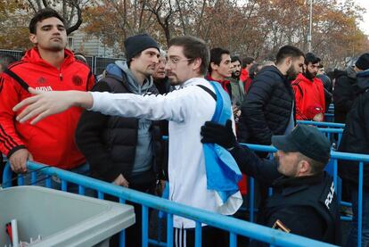 Fuerzas de la Unidad de Intervención de Policía Nacional realizan registros en los accesos al Estadio Santiago Bernabéu.