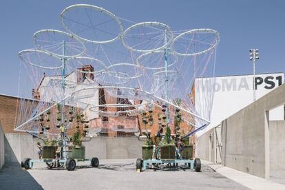 'Cosmo', la máquina de Andrés Jaque, en el patio del MoMA de Queens.