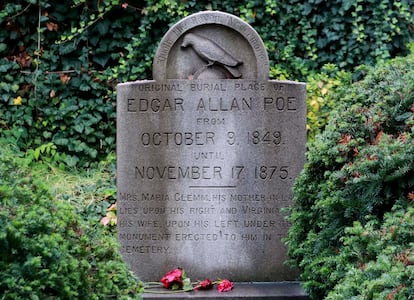 Inscripción en el lugar en el que Edgar Allan Poe fue enterrado originalmente en 1849, en una tumba sin señalizar en Baltimore (Maryland). En 1875, sus restos fueron exhumados y trasladados a otro lugar.