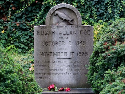 Inscripción en el lugar en el que Edgar Allan Poe fue enterrado originalmente en 1849, en una tumba sin señalizar en Baltimore (Maryland). En 1875, sus restos fueron exhumados y trasladados a otro lugar.