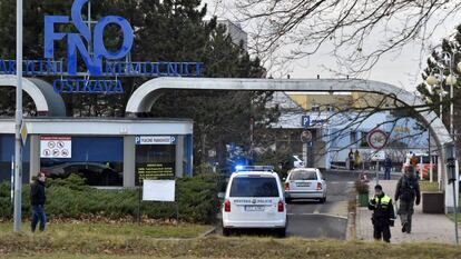 Vehículos de policía en la entrada del Hospital Universitario de Ostrava, tras el tiroteo.   10/12/2019 ONLY FOR USE IN SPAIN