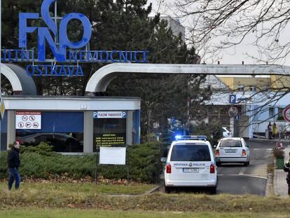 Vehículos de policía en la entrada del Hospital Universitario de Ostrava, tras el tiroteo.   10/12/2019 ONLY FOR USE IN SPAIN