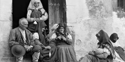 Ansotanos con trajes tradicionales de diario.