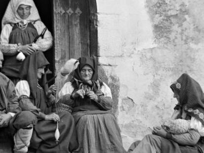 Ansotanos con trajes tradicionales de diario. 