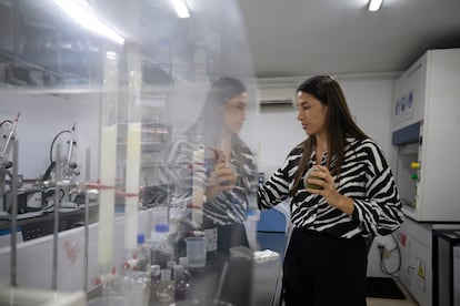 Laura Alzate, en el laboratorio de Ecoflora Cares, el 20 de diciembre de 2023.