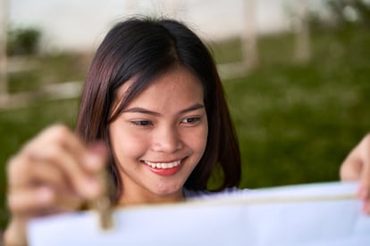 Un estudio de 2020 realizado por el International Justice Mission, que combate la violencia contra los niños en Filipinas, mostró que la tasa de prevalencia de la explotación sexual infantil basada en internet en este país se ha más que triplicado en un lapso de tres años. Por esta razón, Michaela, de 16 años, enseña a los jóvenes de su pueblo a identificar la explotación sexual a través de internet y las redes sociales y cómo evitarla. “La mayoría de las veces, los niños y niñas no conocen el alcance del peligro de Internet, no saben que sus imágenes pueden llegar a muchas personas en muchos países. La infancia que es explotada tiene miedo, pero no saben que hacer porque son simplemente niños”.