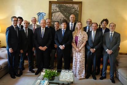 El presidente de Argentina, Javier Milei, junto al grupo de empresarios españoles, este sábado, en la embajada argentina en Madrid.