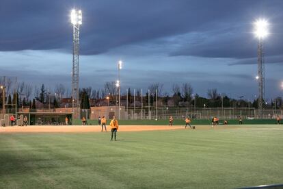 A simple vista es fácil confundirlo con el béisbol, pero el sóftbol no es ese deporte que sale en las pelis americanas. Aunque la dinámica es similar, una de sus principales diferencias está en el tamaño del campo. "Es más pequeño y por lo tanto, la velocidad a la que se desarrolla el juego es más rápida", aclara la presidenta.