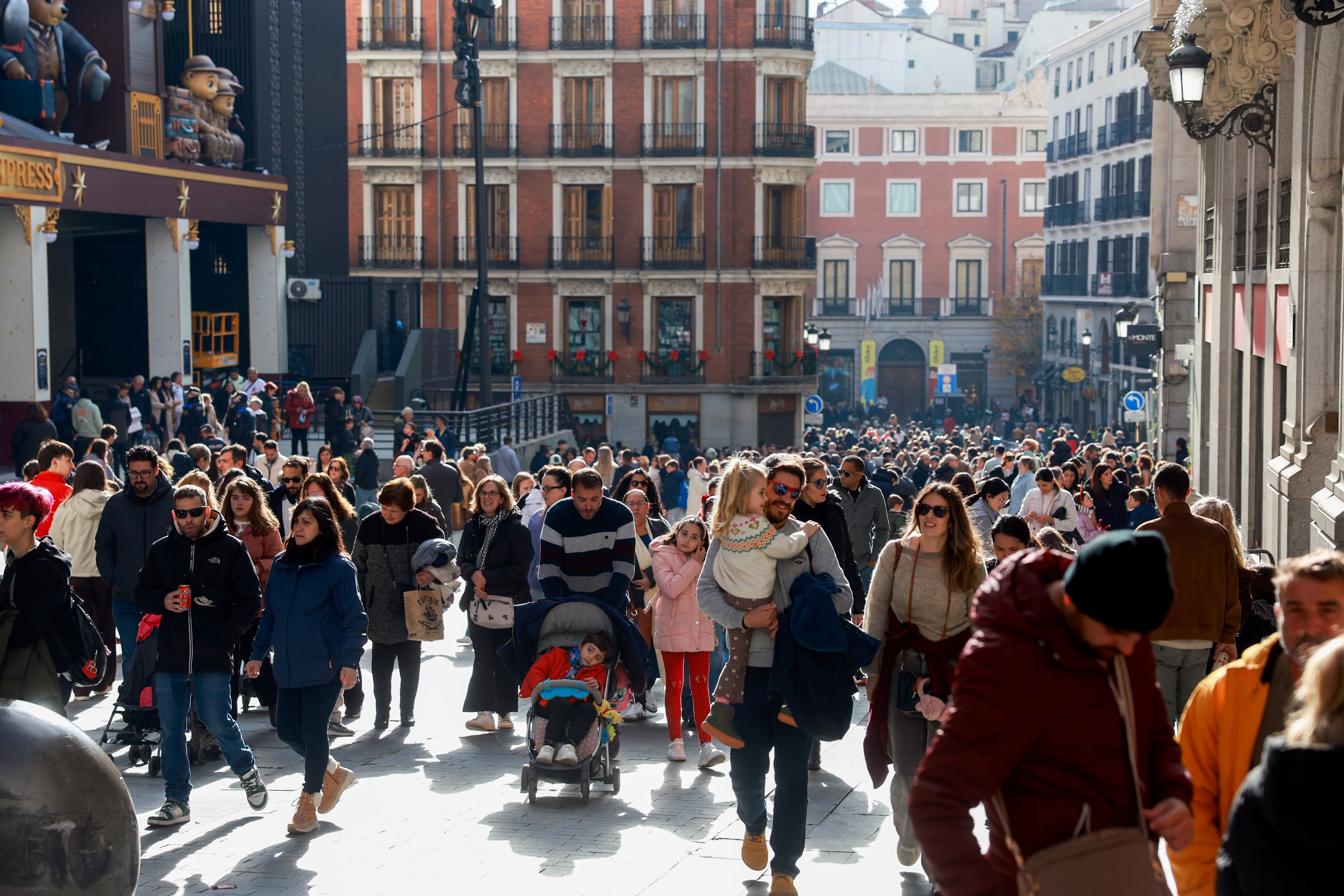 Multitud de personas pasean por la calle Preciados, en el centro de Madrid.