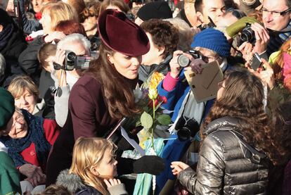 La gente se desvive por saludar a la duquesa de Cambridge, que ha asistido a la iglesia de Sandringham junto a la familia real inglesa al completo, para acudir por primera vez a la tradicional misma de Navidad el 25 de diciembre. Kate Middleton llegó junto a los príncipes Enrique, Carlos y su marido, Guillermo, y a la duquesa de Cornualles y causó sensación entre los asistentes...