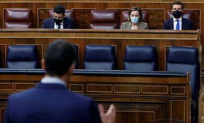 Pedro Sánchez (de espaldas) y  Pablo Casado, durante la sesión de control al Gobierno celebrada el miércoles en el Congreso. 