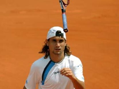 David Ferrer lanza su raqueta al aire tras un error.