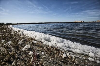 Agua estancada en las obras abandonadas de Puerto Mayor.