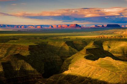 Ca&ntilde;&oacute;n del r&iacute;o San Juan visto desde Mulley Point, en el monumento natural de Bears Ears (Utah). Al fondo, Monument Valley. 