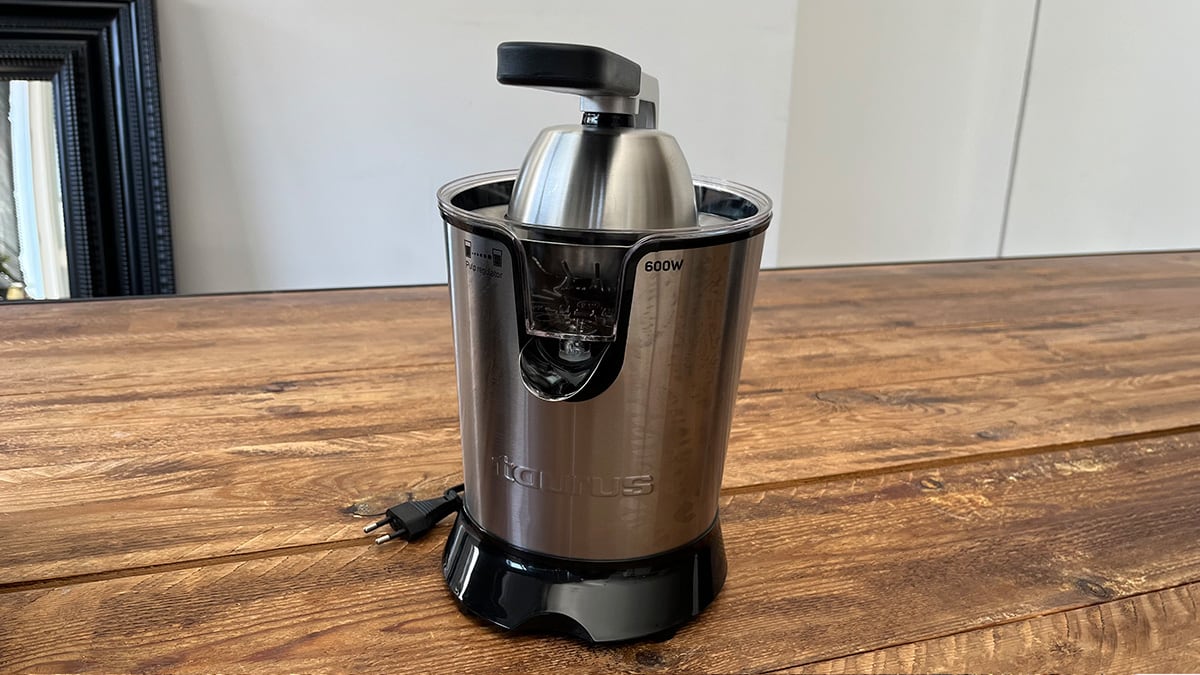 Lo mejor del Taurus Easy Press 600 es que su palanca permite sujetar bien la fruta.