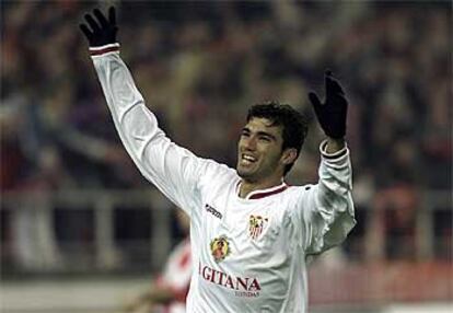Reyes celebra su gol, el segundo del Sevilla.