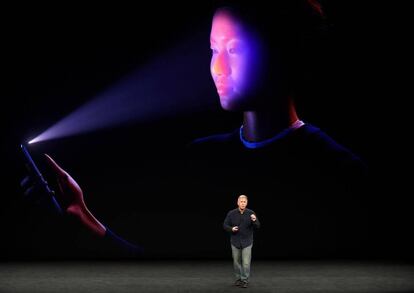 Philip Schiller, vicepresidente de Apple, presenta la identificación de cara del iPhone X.