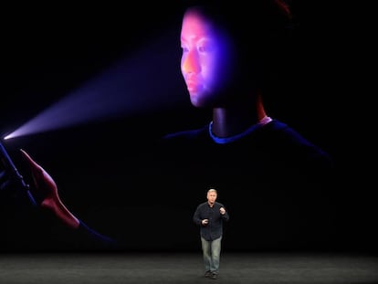 Philip Schiller, vicepresidente de Apple, presenta la identificación de cara del iPhone X.