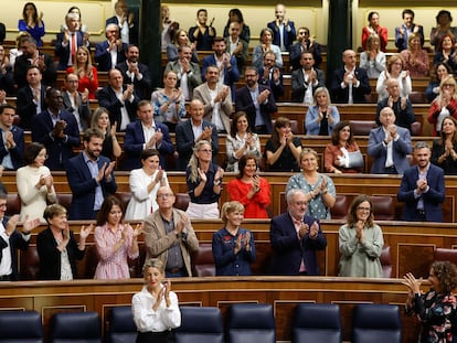 La bancada socialista aplaude a la ministra de Hacienda, María Jesús Montero.