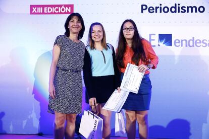 La subdirectora de EL PAÍS Maite Rico entrega el premio al mejor reportaje a Ana González Cruz y María Elena Fernández Muñoz por 'Volver al Pupitre'.