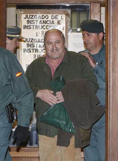 José Manuel Martín Alba, alcalde de Alcaucín, es trasladado a la cárcel tras declarar ante la juez de Vélez-Málaga.