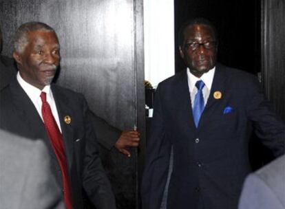 El presidente de Zimbabue, Robert Mugabe (derecha), y su homólogo surafricano, Thabo Mbeki, durante la reunión de la Unión Africana