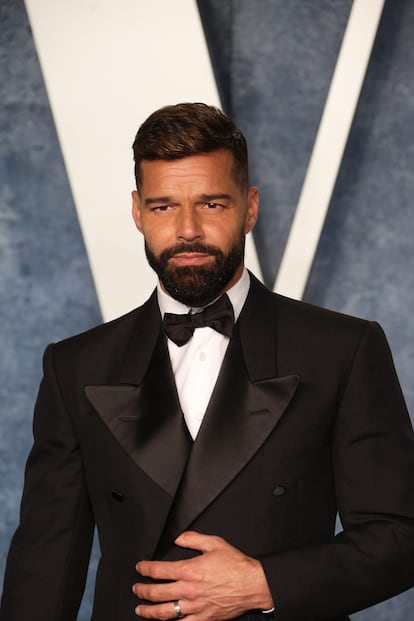 En agosto de 2008, el cantante puertorriqueño Ricky Martin anunció que había tenido dos hijos, gemelos, siendo soltero. Decidió retirarse de los escenarios el resto del año para cuidar de sus pequeños, Valentino y Matteo, a los que presentó a través de una exclusiva ese diciembre. Nacieron a través de un vientre de alquiler, y entonces los medios estadounidenses publicaron que la gestante había recibido tan solo 10.000 dólares por el embarazo. En febrero de 2018 nació el tercero de sus hijos, Renn. En enero de 2019 contó que él y su pareja, el artista plástico Jwan Yosef, habían sido padres de una niña, Lucía. Todos ellos han nacido por vientres de alquiler.