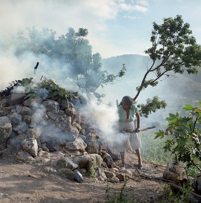 Uso de horno para cerámica. Zona de río Blanco, Oaxaca (México), 1973.