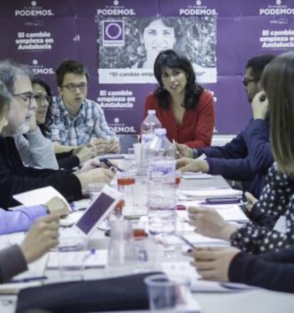 Teresa Rodr&iacute;guez e &Iacute;&ntilde;igo Errej&oacute;n (ambos de frente), reunidos con los parlamentarios andaluces de Podemos. .