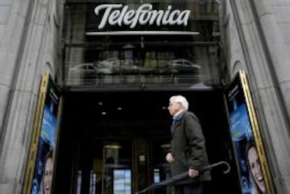 Logotipo de Telefónica en su sede de Gran Vía.