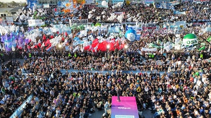 Vista aérea del cierre de campaña electoral celebrado por Sergio Massa y el candidato a gobernador de la provincia de Buenos Aires, Axel Kicillof.