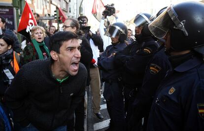 Un ciudadano increpa a los agentes de Policía en las proximidades de la Red de San Luis de Madrid.