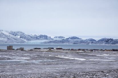 Una visión general de las áreas de asentamientos residenciales y de investigación para los científicos de la Bahía de Reyes en Ny-Alesund, Svalbard, Noruega, 15 de octubre de 2015. Una cadena noruega de islas sólo 1.200 kilometros (750 millas) del Polo Norte está tratando de promover nueva tecnologías, el turismo y la investigación científica en un cambio de la minería a gran contaminante del carbón que ha sido un pilar de la economía a distancia durante décadas. Noruega suspendió más la minería del carbón en el archipiélago de Svalbard año pasado debido a los altos costos y está buscando empleos alternativos para unos 2.200 habitantes en las islas donde los osos polares deambulan. Parte de la respuesta puede ser la de impulsar la ciencia: en Ny-Alesund, la liquidación no militar permanente más septentrional del mundo, científicos de 11 países, entre ellos Noruega, Alemania, Francia, Gran Bretaña, India y Corea del Sur cuestiones de estudio, como el cambio climático. La presencia de Noruega, miembro de la OTAN, también da a la alianza un punto de apoyo estratégico en el extremo norte, cada vez más importante después de la vecina Rusia anexó la región de Crimea de Ucrania en 2014. REUTERS / Anna FilipovaPICTURE 17 DE 19 - BÚSQUEDA "SVALBARD Filipová" PARA TODOS IMAGESâ € â € ¨