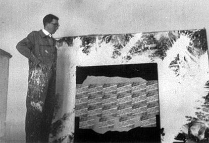 Un jovencito Juan Navarro Baldeweg, ante una de sus primeras obras (1964).