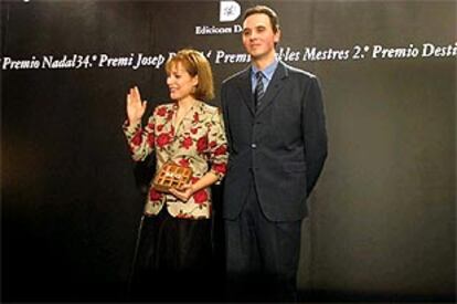 Ángela Vallvey, con el Premio Nadal en la mano, saluda al público junto al finalista José Luis de Juan ayer en Barcelona.