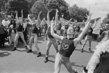 Bailarines durante el desfile del Orgullo en Londres, en 1996.