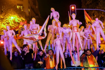 Manifestantes ante la sede del PSOE en la calle de Ferraz, en la noche del 14 de noviembre, con muñecas hinchables.
