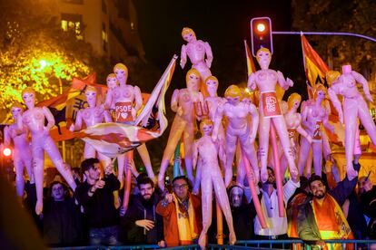 Manifestantes frente a la sede del PSOE con muñecas hinchables, el pasado martes.