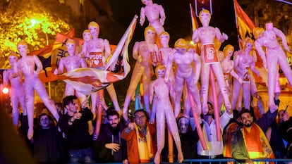 Manifestantes ante la sede del PSOE en la calle de Ferraz, en la noche del martes, con muñecas hinchables.