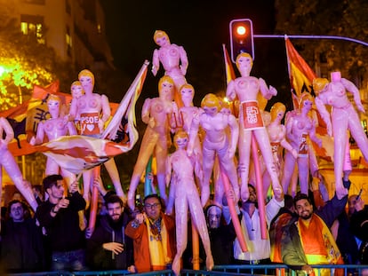 Manifestantes ante la sede del PSOE en la calle de Ferraz, en la noche del martes, con muñecas hinchables.