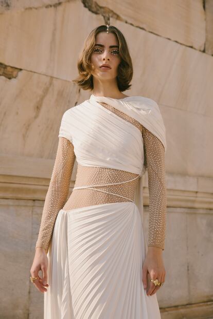 Los drapeados y plisados de las túnicas griegas se combinan con referencias deportivas contemporáneas, como los materiales elásticos y las zapatillas en la colección crucero 2022 ideada por Maria Grazia Chiuri.