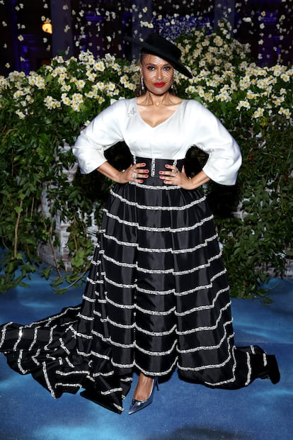 La productora Ava DuVernay explicó a los comentaristas de la alfombra roja que su conjunto, de Prada, era un homenaje a un modelo que lució su bisabuela.