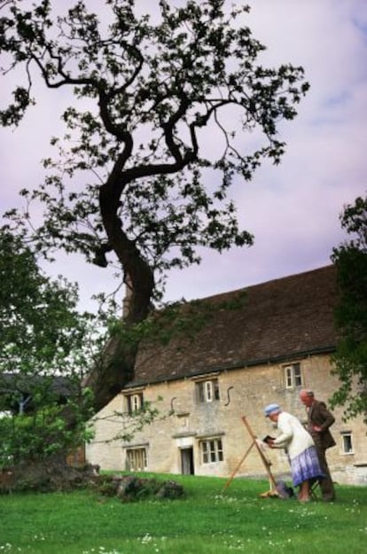 Woolsthorpe Manor, con el escudo de la familia Newton sobre la puerta (dos tibias cruzadas), al sur de Grantham, en Reino Unido.