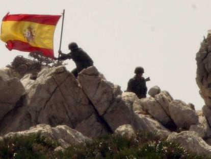 Soldados espa&ntilde;oles toman el islote de Perejil el 17 de julio de 2002.