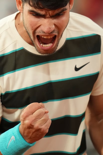 Alcaraz celebra un punto.