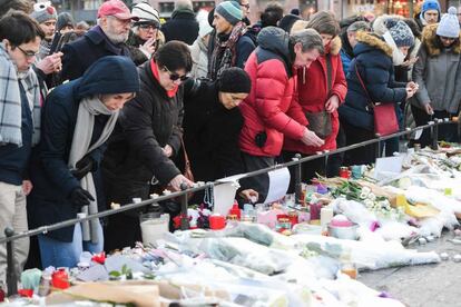 Asistentes al homenaje celebrado en el centro de Estrasburgo.