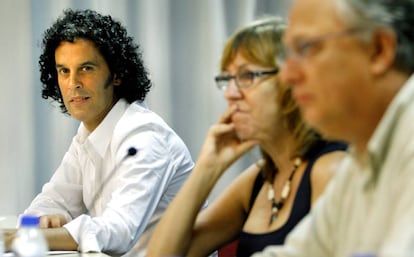 Pedro Zerolo (izquierda) en 2007 junto a Josefa Pellicer y Jordi Guillot Niraved durante unas jornadas sobre el futuro del socialismo.