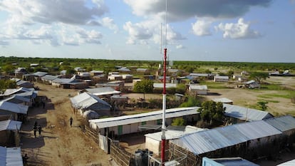 Una antena de telecomunicaciones en un poblado de Kenia.