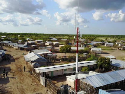 Una antena de telecomunicaciones en un poblado de Kenia.