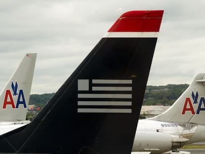 La cola de un avión de US, junto a otros de American en el aeropuerto de Arlington, Virginia.